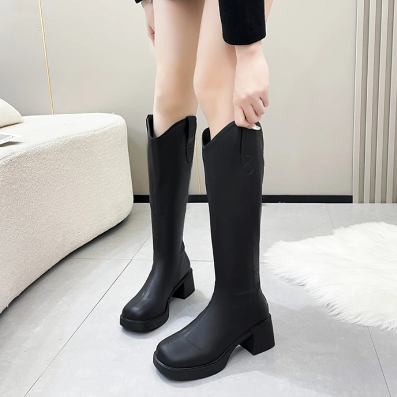 Botas de salto médio para mulheres, de couro simples, boca em V, aumento de temperamento, primavera e outono, moda nova