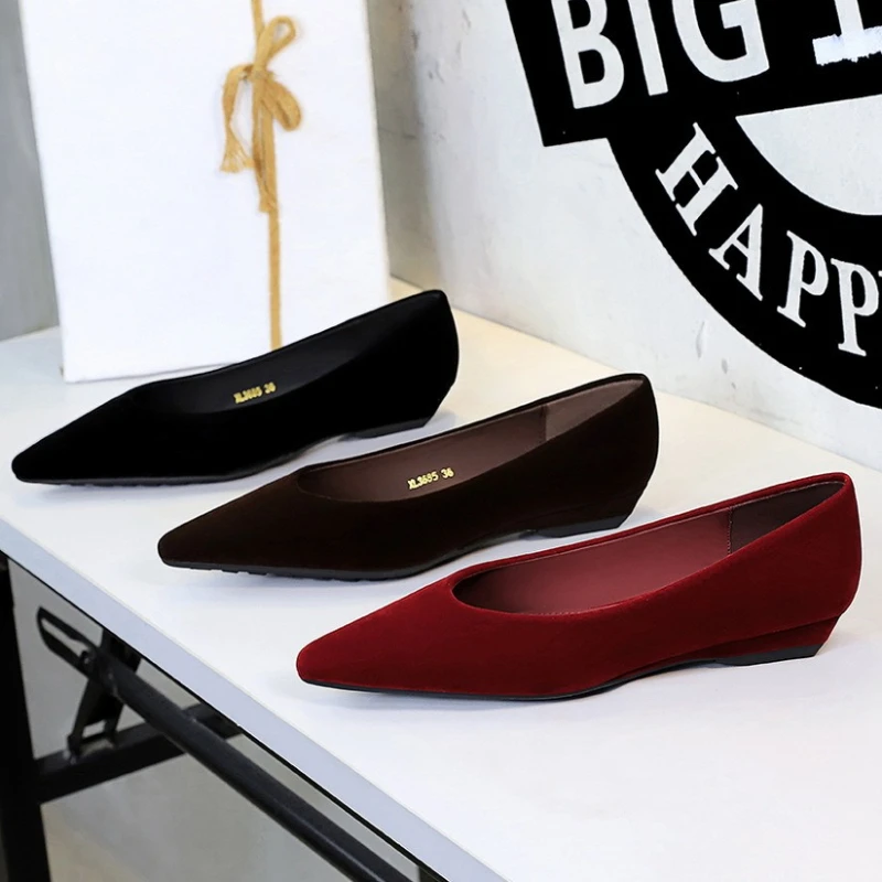 Novità Décolleté firmati con tacco basso dal design in velluto per donna Mocassini comfort autunnali sexy con punta a punta Scarpe casual da esterno leggere