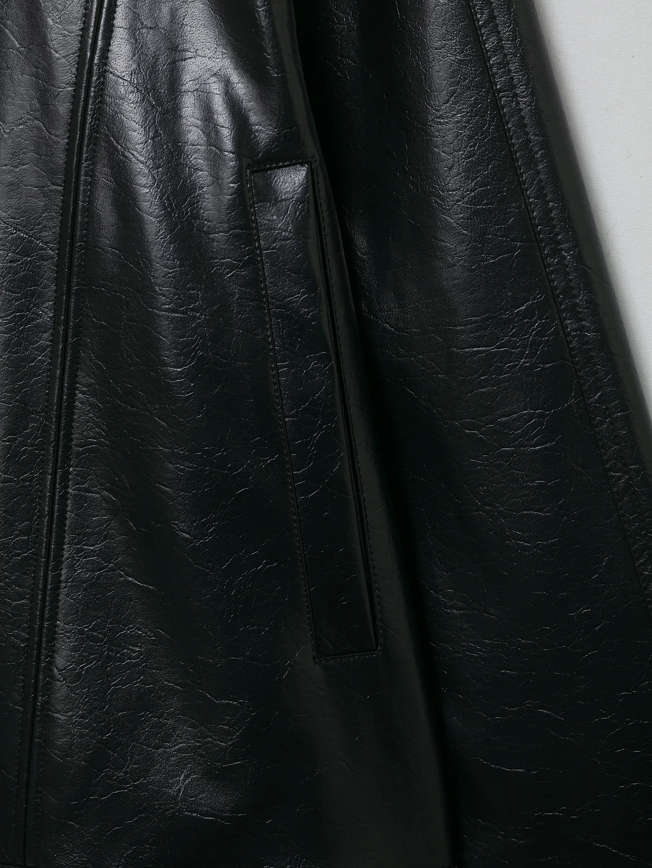 سترة جلدية أوروبية وأمريكية لخريف 2025 بتصميم جديد رائع ورائع وسترة صغيرة راقية على طراز الدراجة النارية