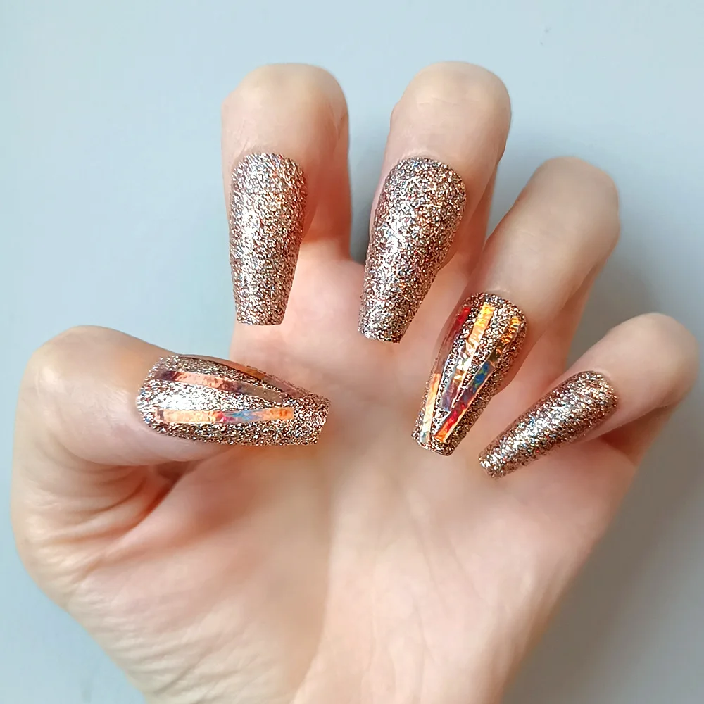 24 unghie a pressione Sweet & Edgy con glitter dorati puri e strisce colorate, forma lunga a bara, dimensioni assortite