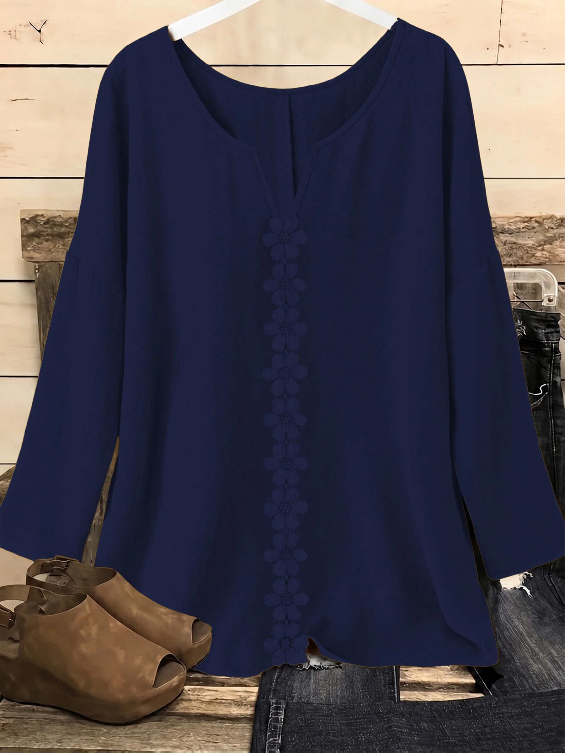 Stilvolles Plus-Size-Damenoberteil mit elegantem Blumendetail für mühelosen Komfort – Detail 4
