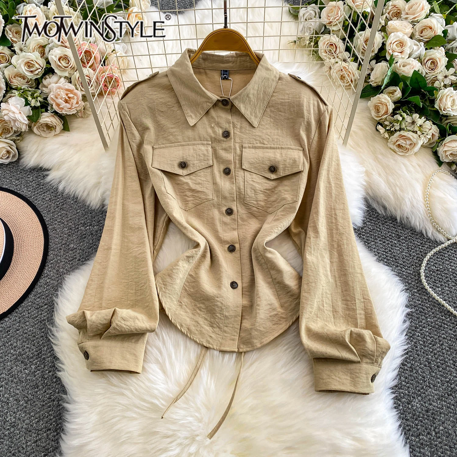 

TWOTWINSTYLE однотонные повседневные свободные короткие блузки для женщин с лацканами и длинными рукавами, темпераментные рубашки на пуговицах, женские новые KJA547276