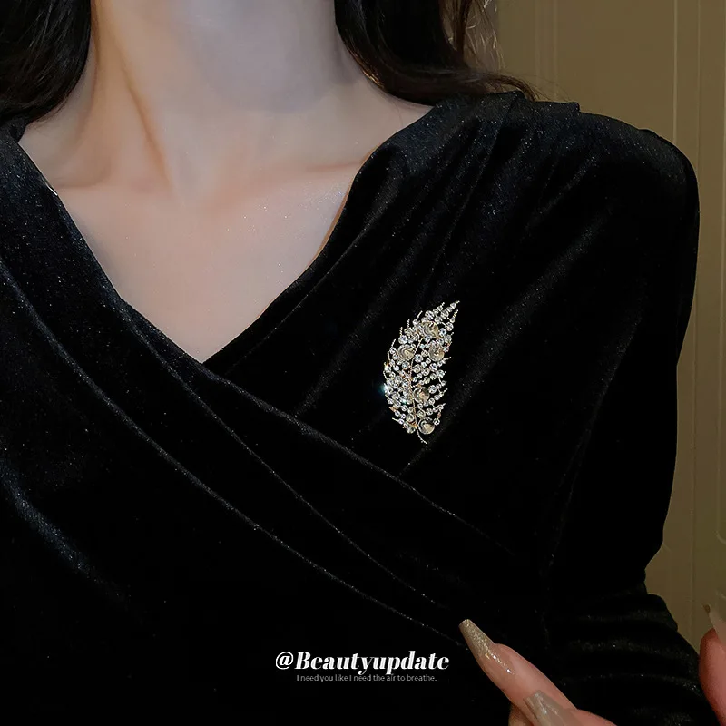 Broche de lujo con incrustaciones de hojas de circón, accesorios de vestido de traje, Pin de dama de temperamento de diseño, luz de Europa y Estados Unidos