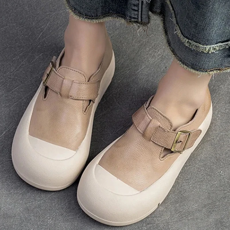 أحذية نسائية مسطحة مصممة لعام 2025 سهلة الارتداء أحذية نسائية كاجوال مصنوعة يدويًا من الجلد الطبيعي أحذية بدون كعب ناعمة من الأسفل