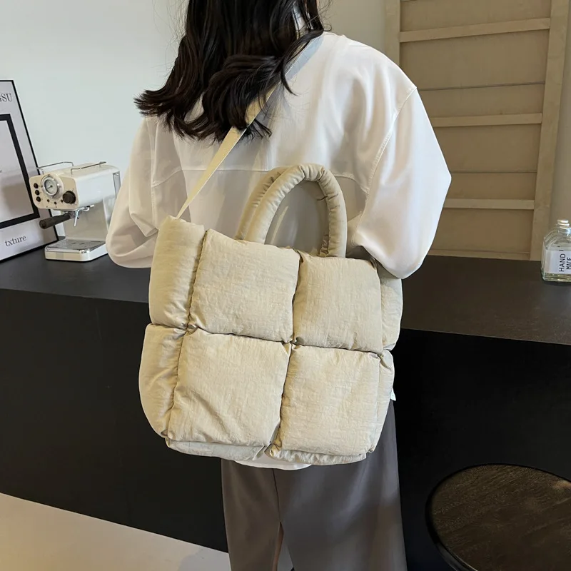 Sac fourre-tout matelassé en nylon doux pour femme, sacs à main rembourrés, sacs à bandoulière en duvet de coton léger, sacs à main de créateur, chaud pour l'hiver, mode initiée