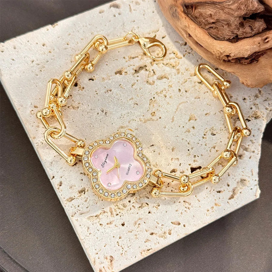 Reloj de cuarzo para mujer a la moda con pulsera de cadena en forma de U DiamondLuxuryReloj de pulsera para mujer con sensación de alta gama y trébol de cuatro hojas