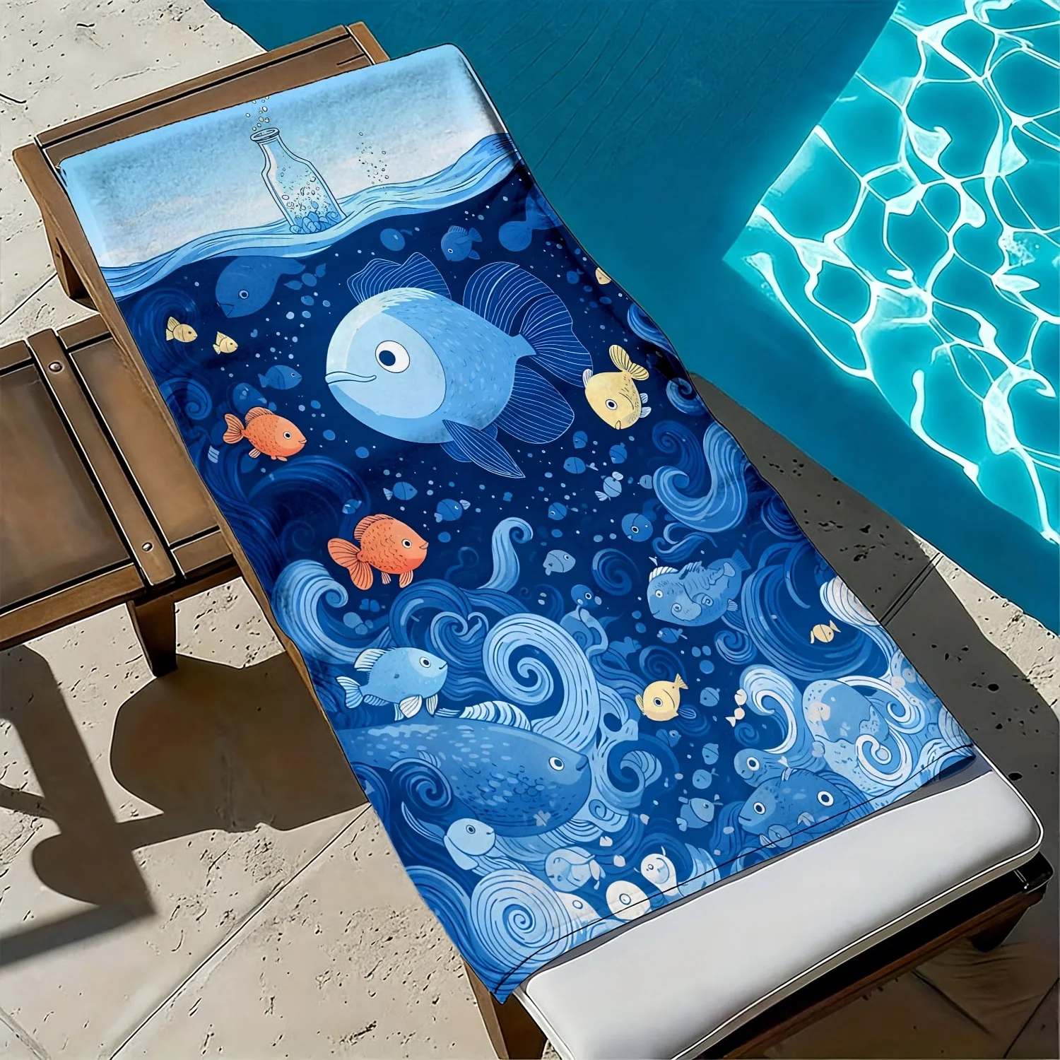 Blue waves and colorful fish patterns polyester microfiber beach towel is highly absorbent, suitable swimming and beach outings