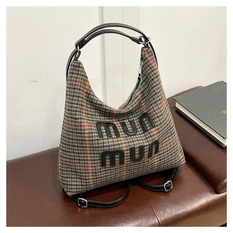 حقيبة ماسنجر نسائية أنيقة مصنوعة من الجلد الناعم بجودة عالية ومظهر عتيق عصري ​