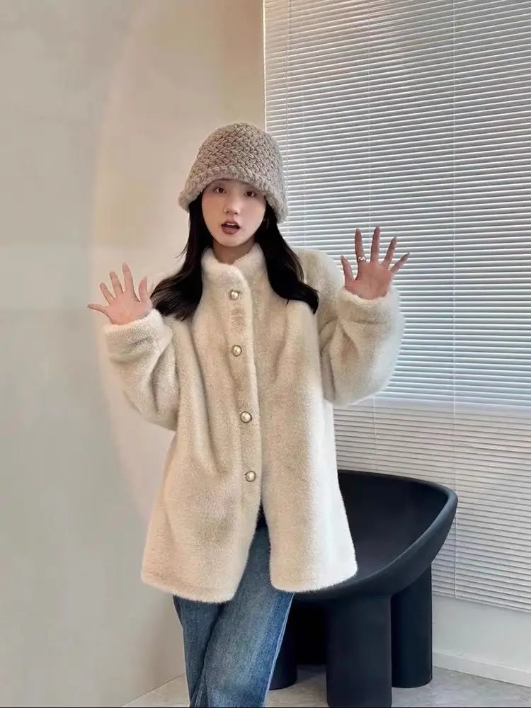 معطف فرو صناعي بني كراميل لعام 2025 للنساء نباتي قطيفة متوسطة الطول ملابس خارجية شتوية فاخرة صديقة للبيئة #1