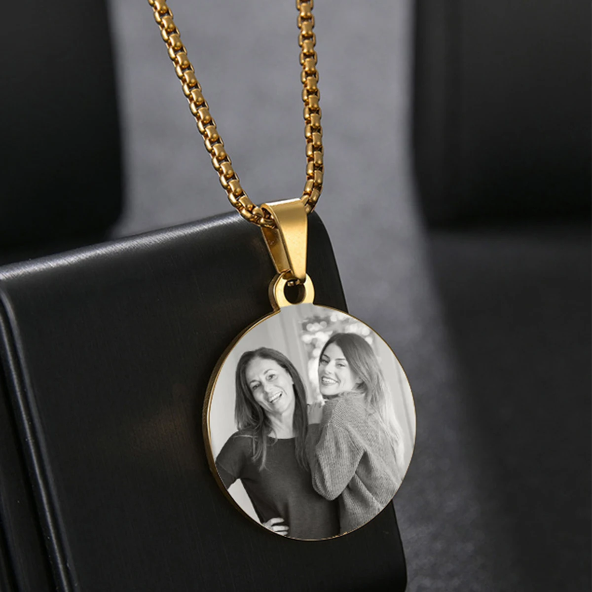 Sifisrri Personalized Engraved Name Necklace Round Pendant Stainless Steel For Women Men Customized Family Picture Jewelry Gift