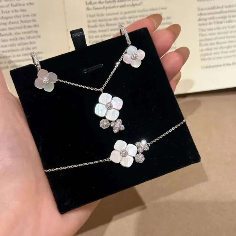 

Набор украшений ROBO S925 из стерлингового серебра: колье, браслет и серьги в стиле «Сердце дракона» с перламутром и орхидеей фаленопсис — легкая роскошь