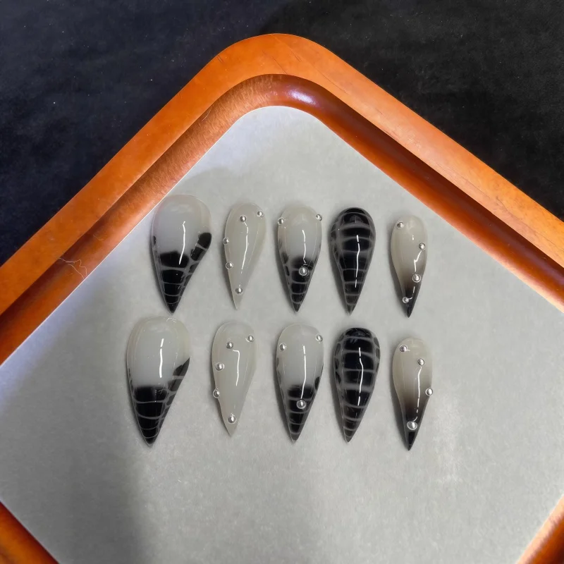 10-pecas-de-unhas-posticas-brancas-em-formato-de-faca-com-estampa-de-cobra-em-gradiente-preto-esfumacado-combinadas-com-mini-unhas-metalicas-prateadas
