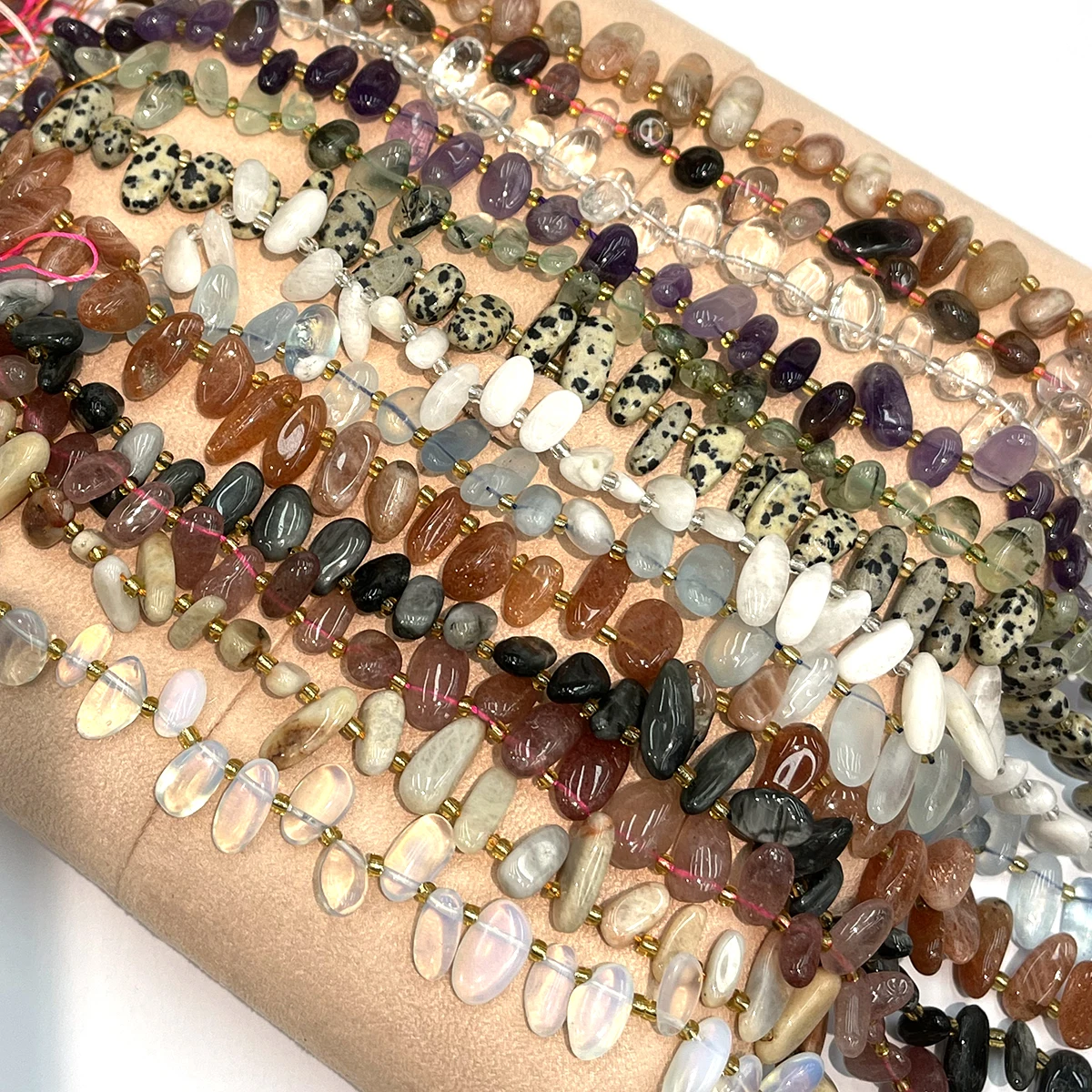 Naturstein, grüner Amethyst/Lapislazuli, unregelmäßige Perlen für die Schmuckherstellung, zum Basteln von Halsketten, Armbändern, Ketten und Ohrringen. – Detail 2