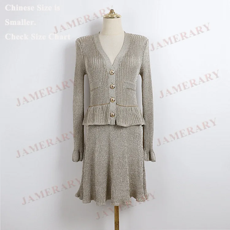 

Осень-зима вязаный костюм с глубоким v-образным вырезом и золотой пряжкой, кардиган с рюшами, расклешенные мини-короткие платья с длинными рукавами, женский трикотаж