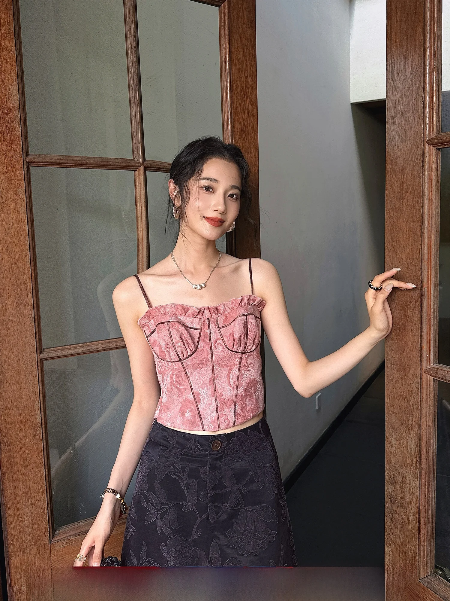 

Женский топ Secret Language Tee Ji Bla Flower Chinese Sle с тонкими бретелями, окрашенный растительными красителями, красивый, для ношения под одеждой