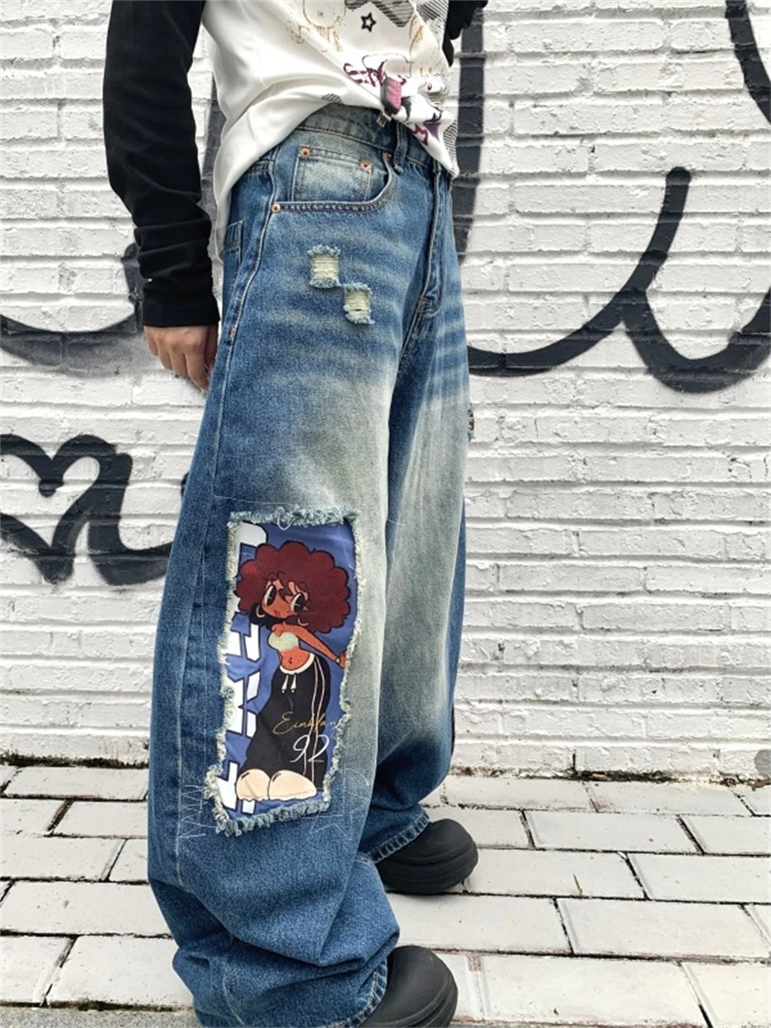 المرأة عالية الخصر واسعة الساق الضوء الأزرق الجينز خمر غسلها المتعثرة الكرتون التصحيح Y2K الشارع الشهير سراويل جينز