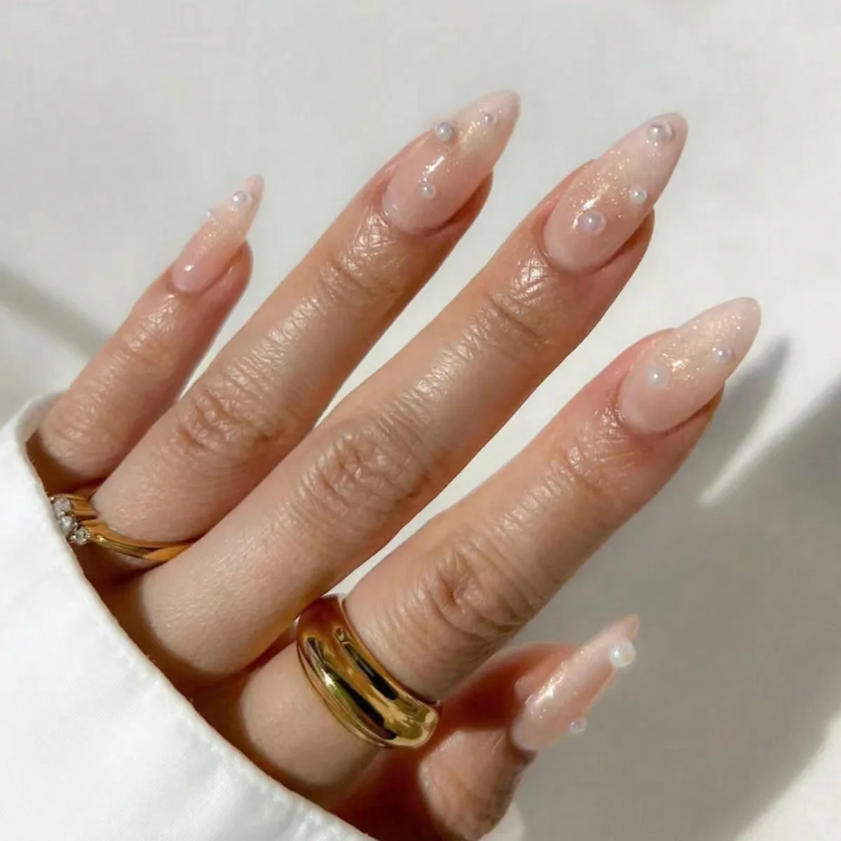 골든 글리터 그라데이션과 입체적인 펄 글리터가 돋보이는 순수 핸드메이드 아몬드 모양 네일 10개, 다에 어울리는