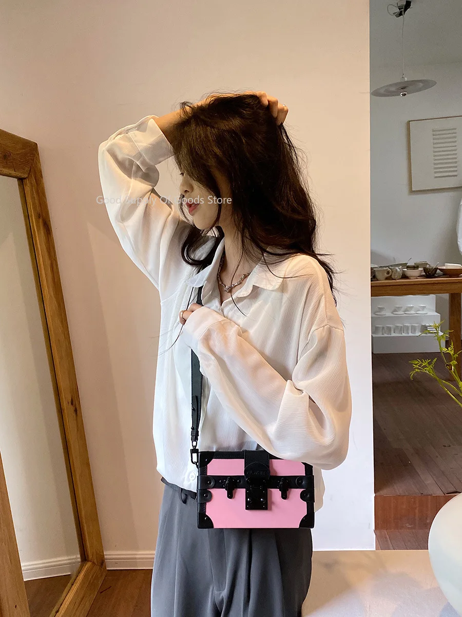 Женская квадратная сумка 2024, трендовая кожаная модная роскошная сумка на плечо, женская сумка через плечо с заклепками и буквами, маленькая сумка через плечо высокого качества