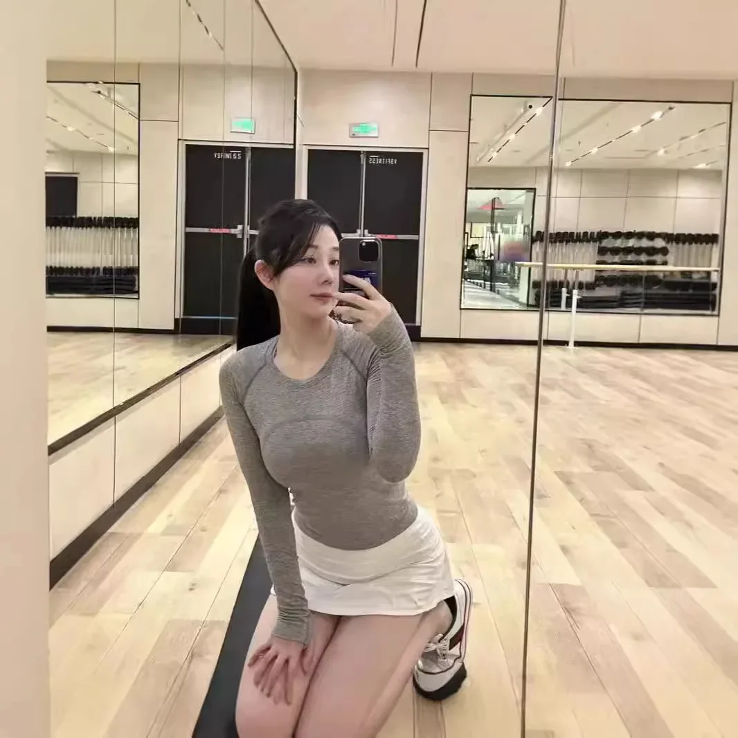 تي شيرت Lulu Sporty بأكمام طويلة من Swiftly Tech للسيدات لليوجا بقصة ضيقة ومريحة للتنفس ورقبة دائرية وأكمام طويلة من أصل الصين