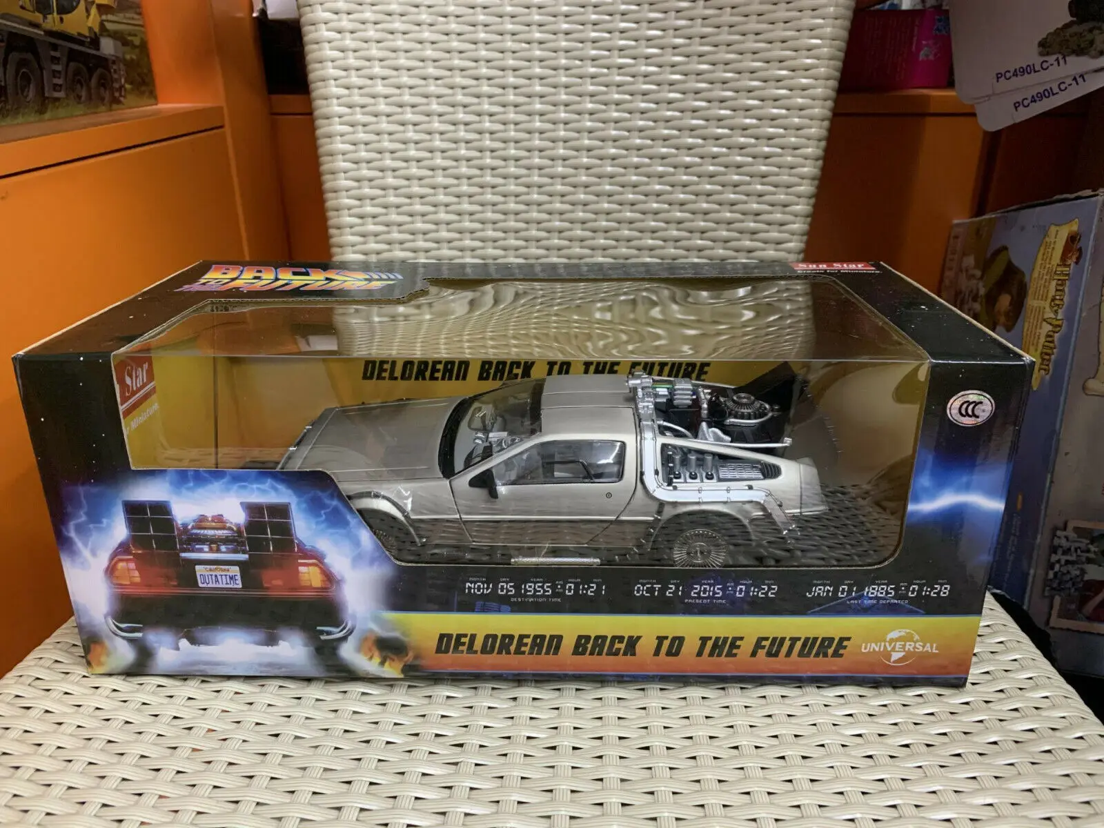 Delorean Back To The Future With Figure 1:18 Scale DieCast Model Car New #2711