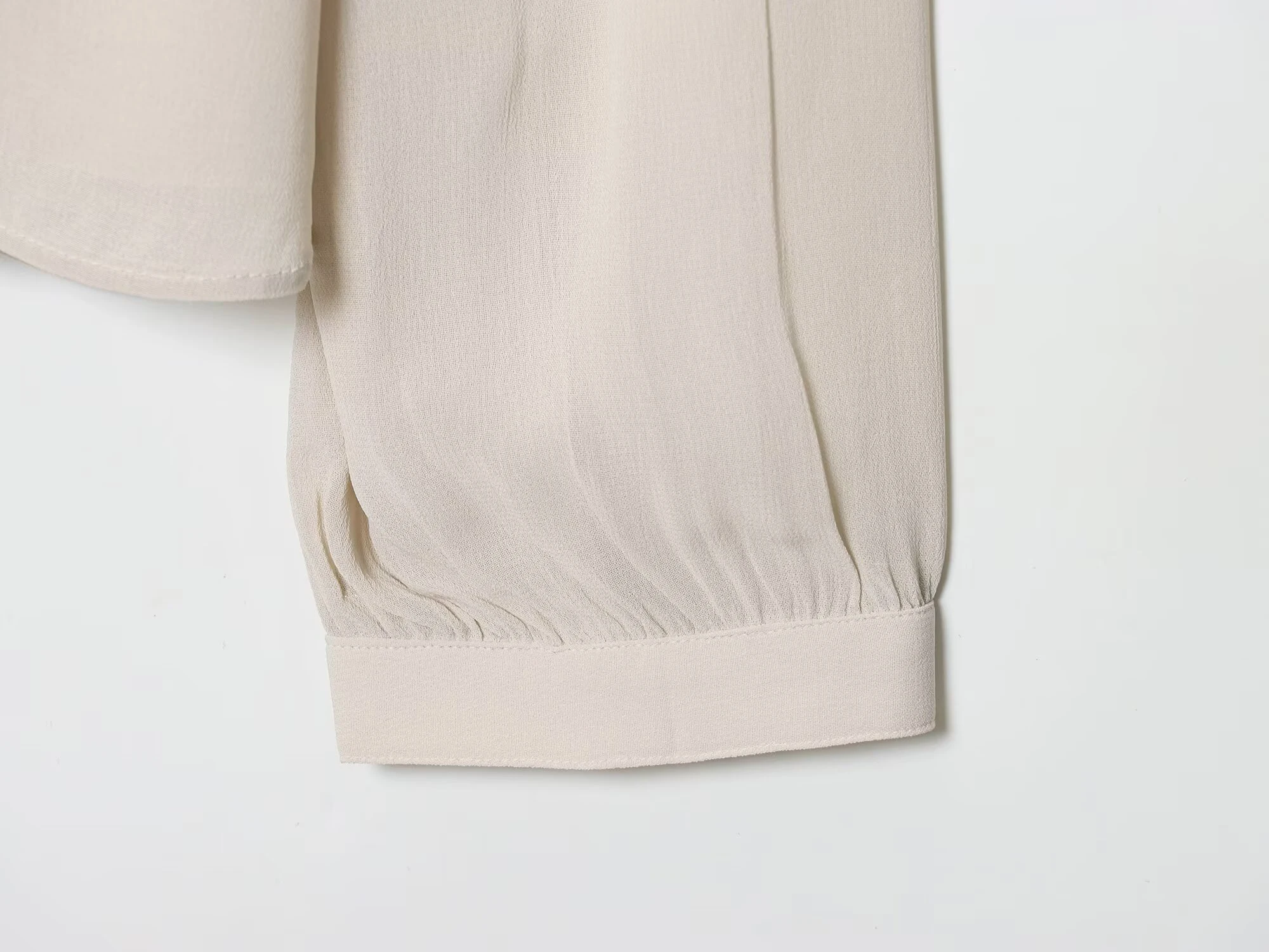 النمط الأوروبي والأمريكي 2025 ملابس نسائية شتاء جديدة مزاجه عادية بسيطة القوس الطبقات قميص الزخرفية