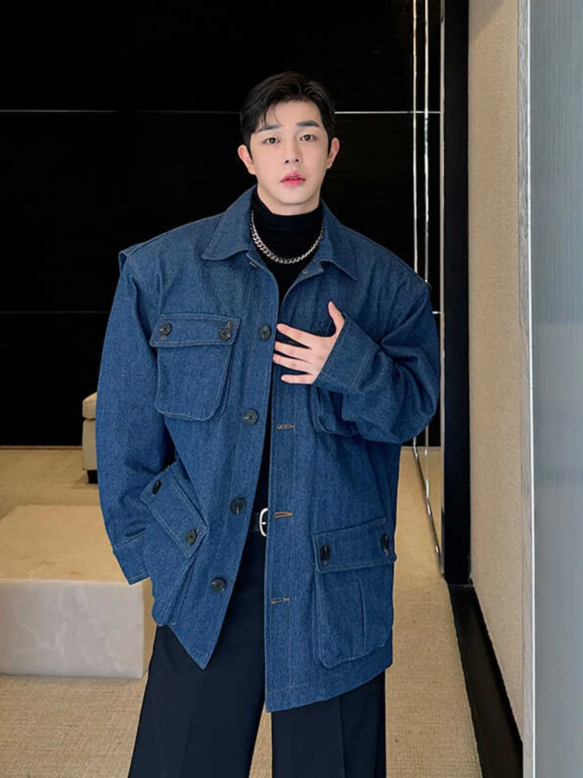 

Свободная повседневная мужская джинсовая куртка, новая весенняя модель, корейский стиль, брендовая, модная, крутая, рабочая одежда, длинный рукав, откидная воротник...