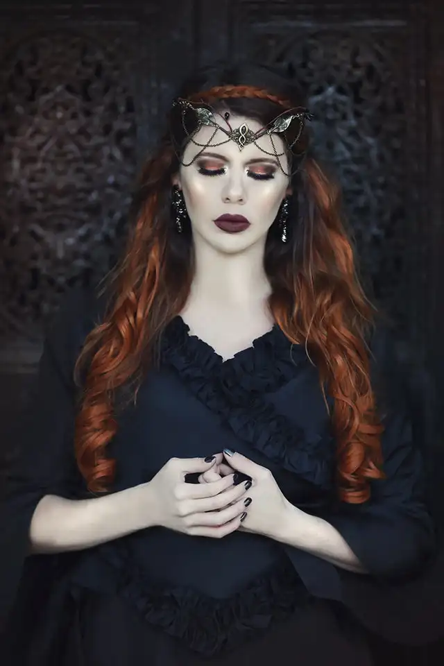 Robe de mariée victorienne Mina Dracula gothique noire avec train agité, manches longues, robe de réception de mariée, col en V, volants, robes rétro