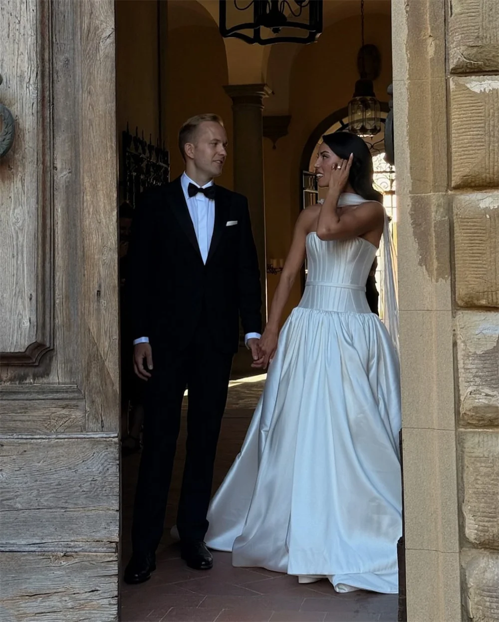 Tóquio personalizado branco a linha vestidos de casamento sem alças sem mangas cetim vestidos de noiva 2025 tribunal trem vestidos de casamento elegantes