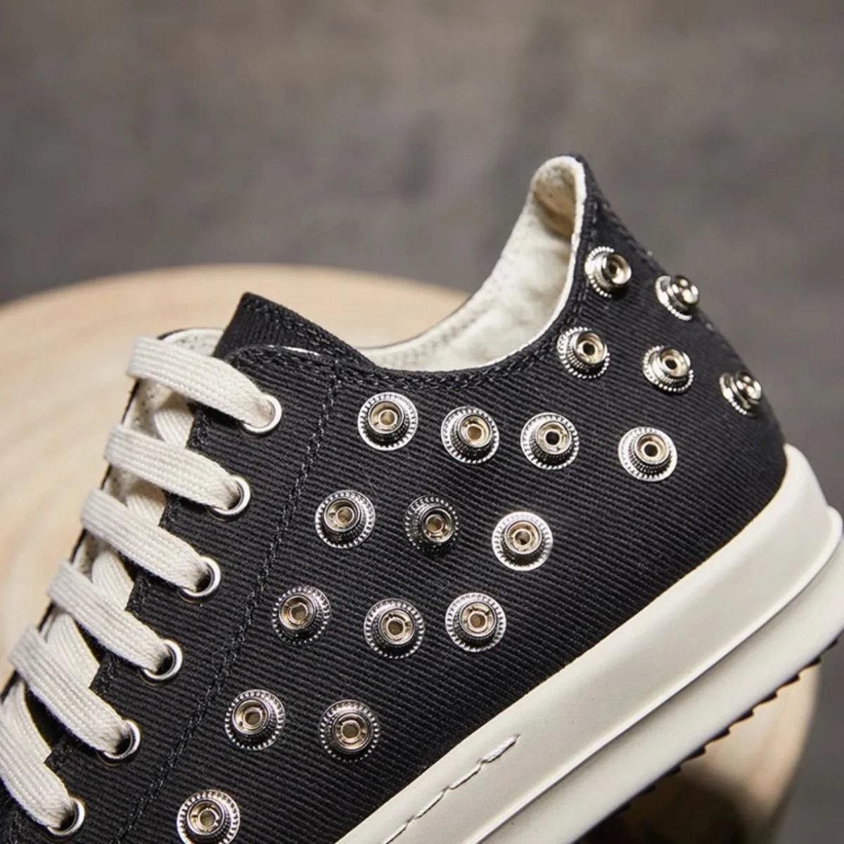 

Top Quality Men and Women Causal Shoes Boots Low Top Canvas Rivet Lace Up Vintage Casual Sneakers Handsome Ankle Boots Unisex