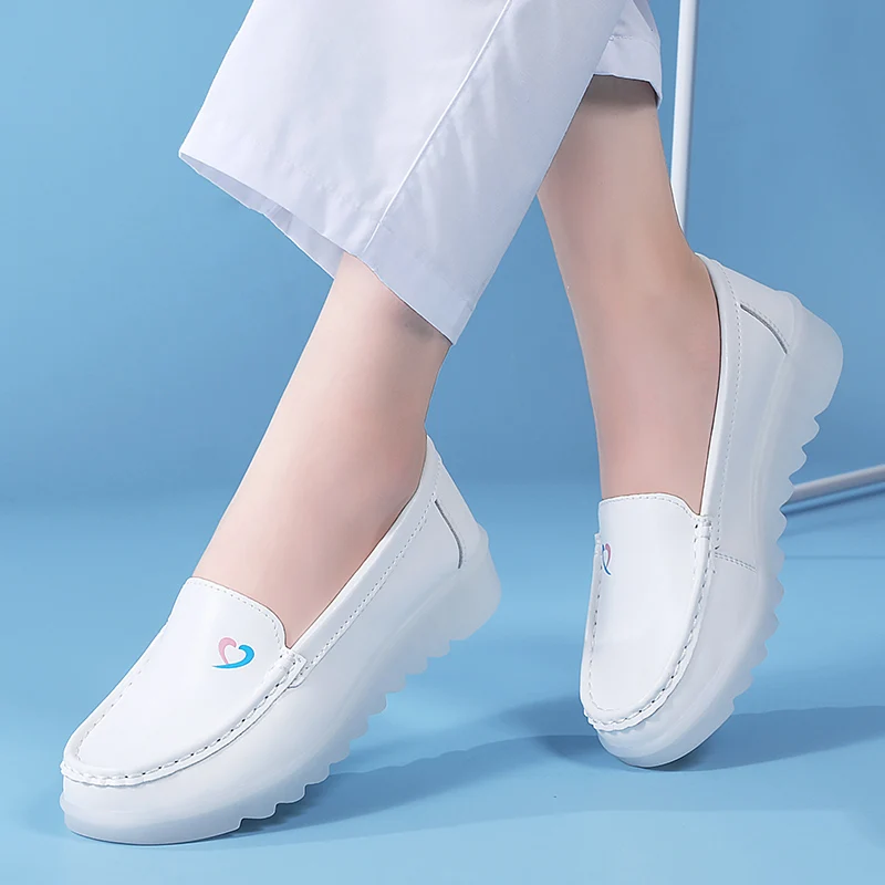 Chaussures d'infirmière plates blanches unies pour femmes, faciles à nettoyer, avec tige en PU, semelle absorbant les chocs et profilée, idéales pour le personnel hospitalier en service longue durée