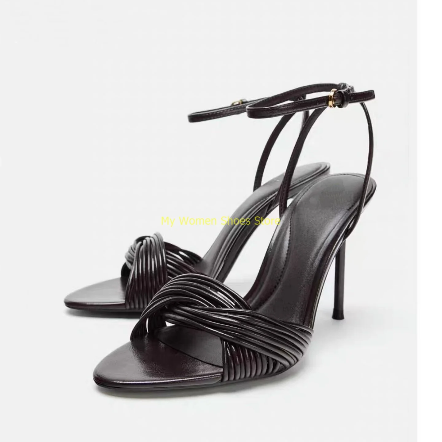 

Новые модные туфли: черные босоножки на тонком высоком каблуке-шпильке с открытым носком, круглым мысом и ремешком на щиколотке с пряжкой.