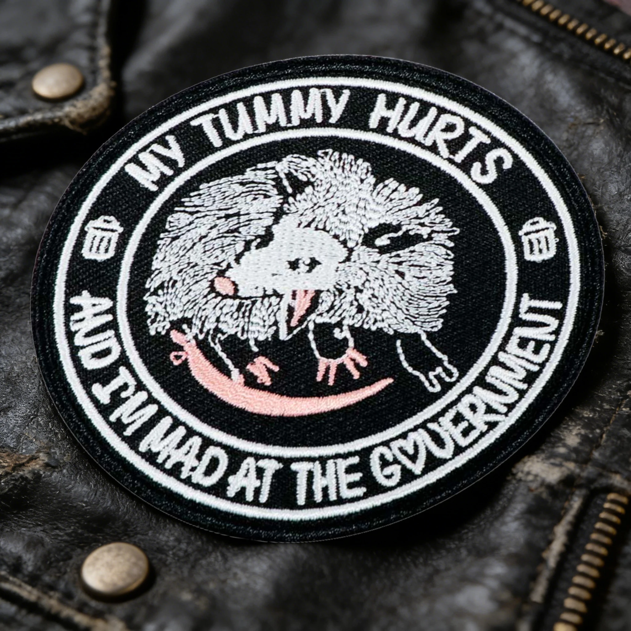 1 Stück Punk Opossum bestickter Aufnäher „No Masters“ – Ästhetisch inspirierende Bügelbilder für Kleidung und Trucker-Hüte