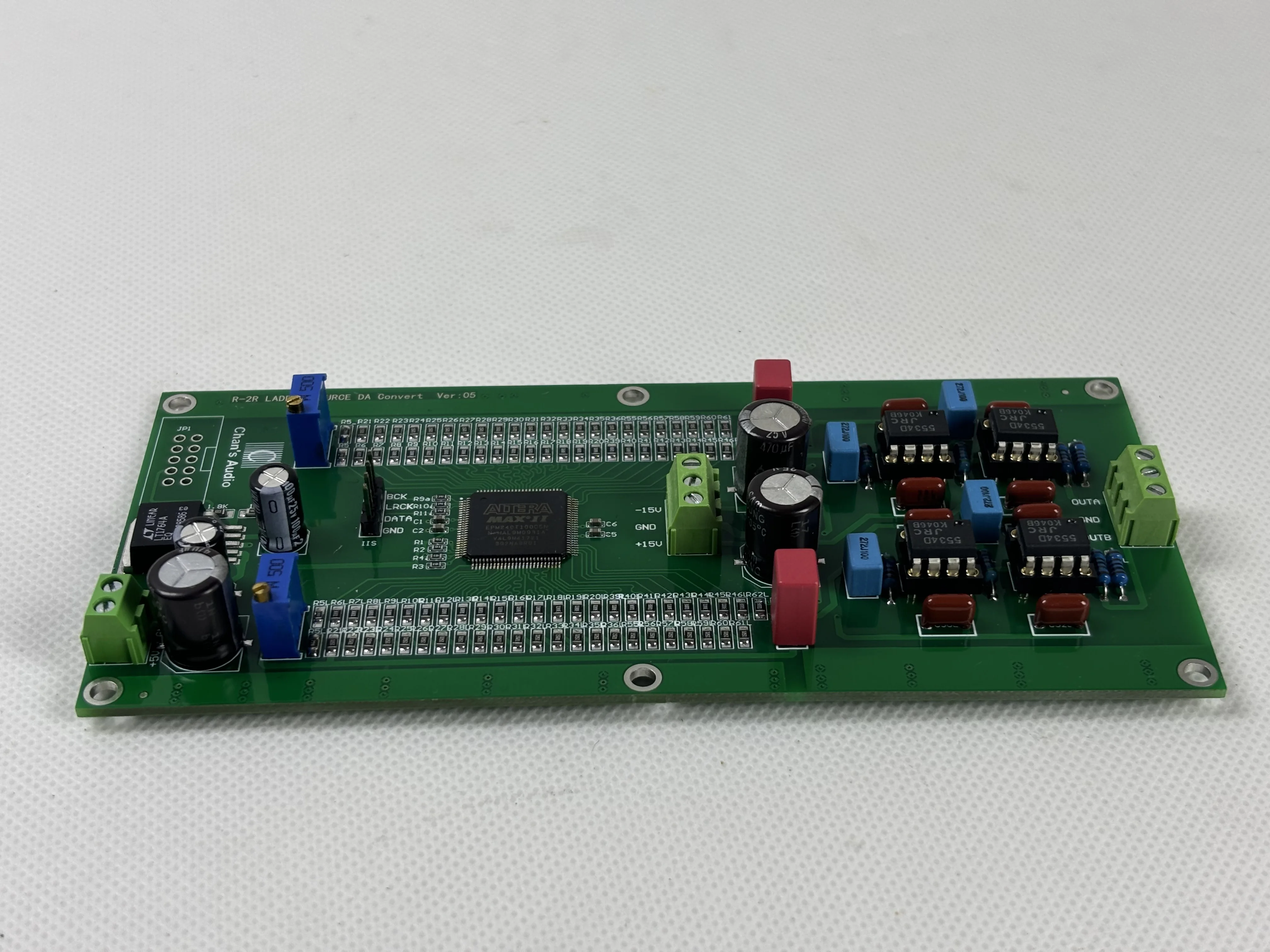 24 بت R2R DAC، ستيريو. يدعم أعلى معدل أخذ العينات PCM384KHZ