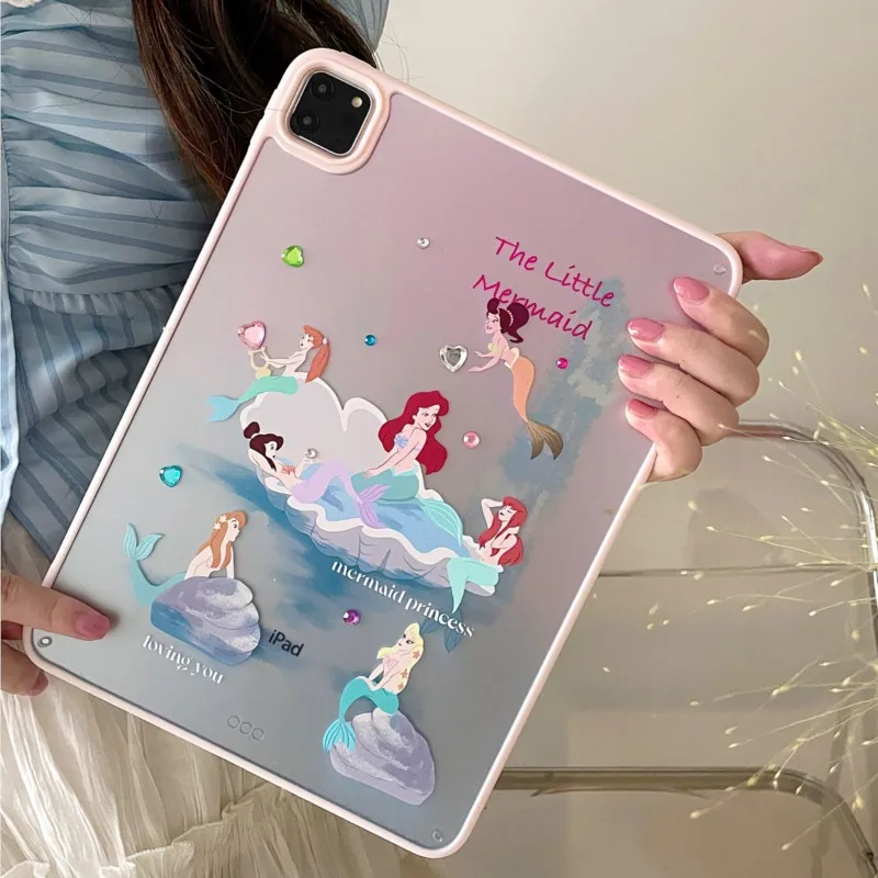 

Cute The Little Mermaid Princess Cartoon Rhinestone Decor Clear Acrylic Tablet Case for iPad 7/8/9th Gen 10.2in Shockproof Cover