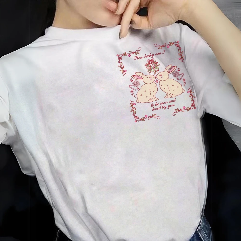 Twin Bunnies Back Tee เสื้อยืดผ้าฝ้ายพรีเมี่ยม พิมพ์ด้านหลังของกระต่ายสองตัวและข้อความโรแมนติก นุ่ม มีสไตล์ สําหรับแฟนแฟชั่นหนุ่มๆ