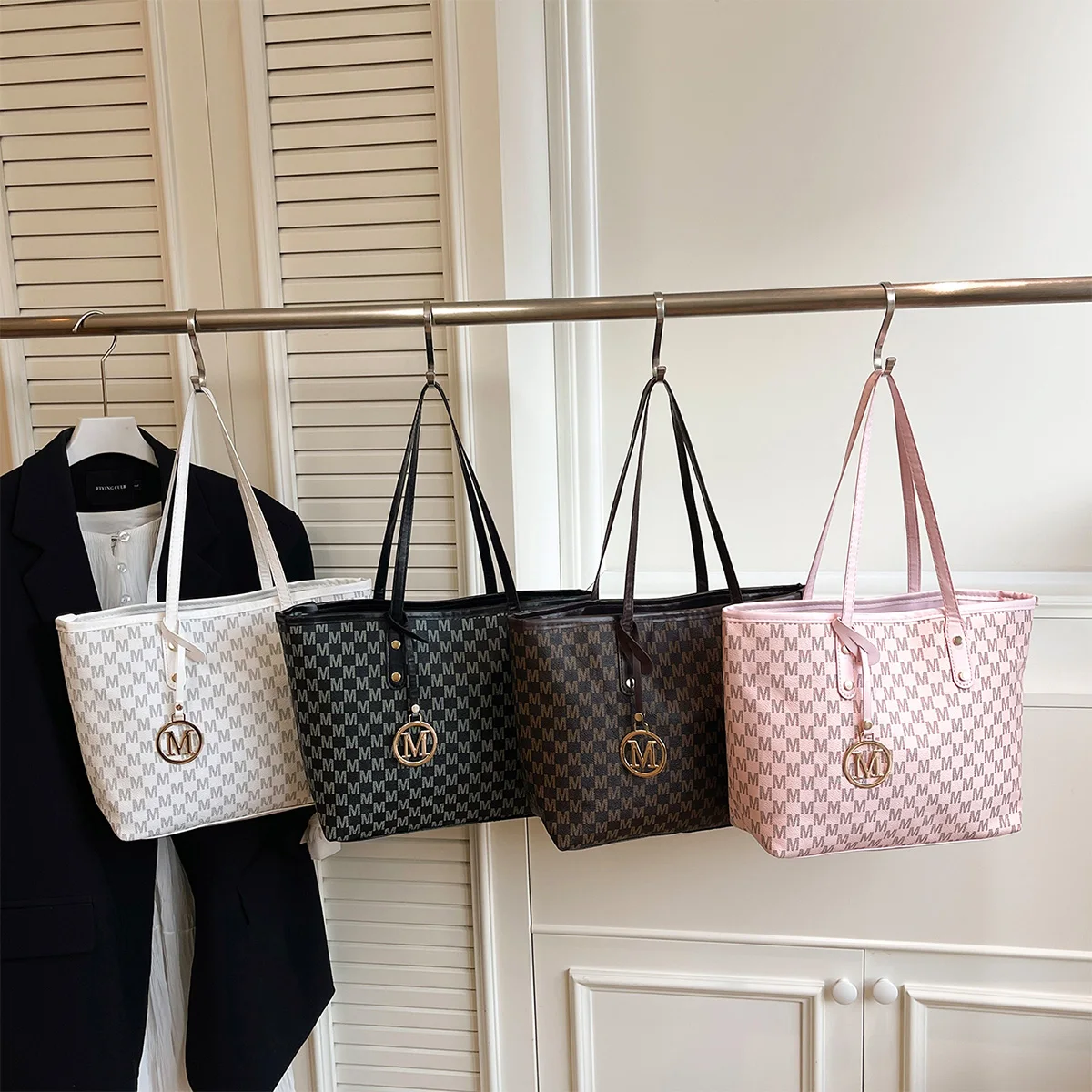 

Fashion M Letter Print Tote Bag PU Letter Pendant Zipper Large Capacity Water Resistant Shoulder Bag for Commuting Shopping