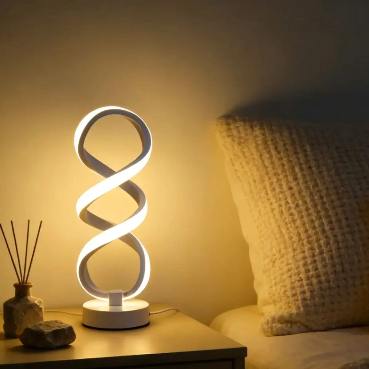 Modern Minimalist Desk Lamp, Suitable for Creative Decoration, Ambient Lighting, Small Night Lights in Living Rooms, Bedrooms, D