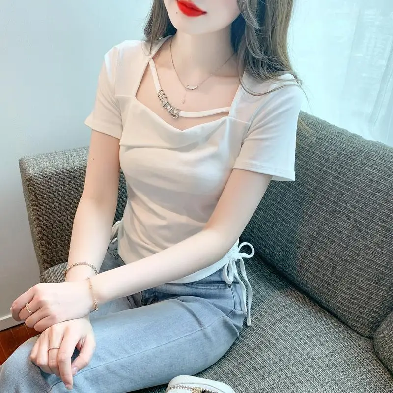 Nowa koszulka z krótkim rękawem w letnim stylu dla kobiet, wąska i wszechstronna, w jednolitym kolorze