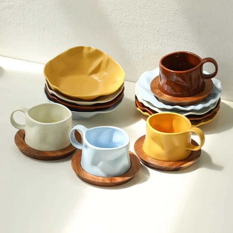Nordic Hand-crumpled Ceramic Mugs and Saucers Have A High Sense of Solid Color Ceramic Coffee Cups and Saucers with Wooden Mats
