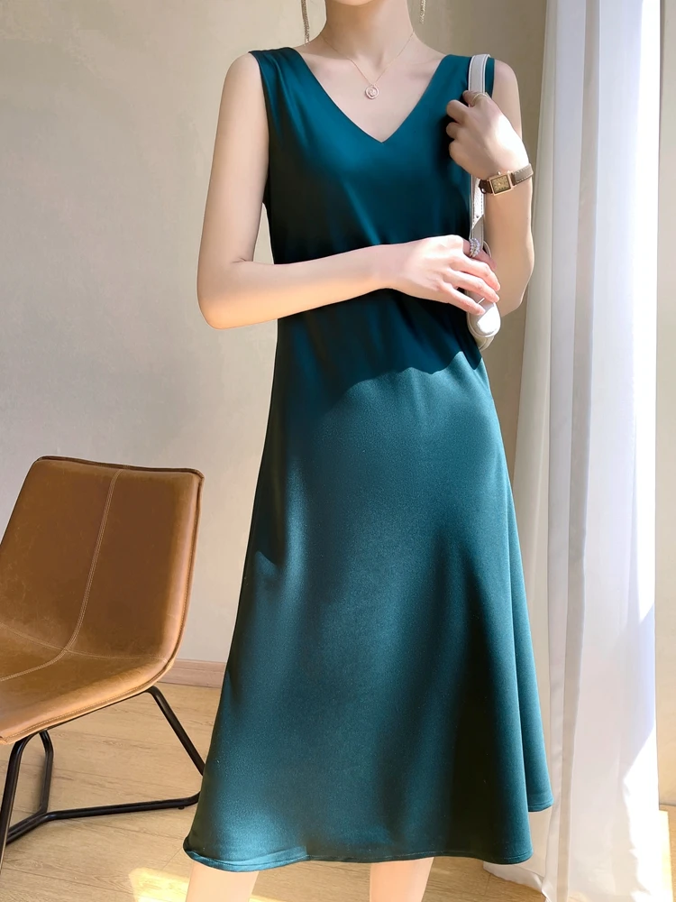 กระโปรงทรงเอไลน์ผ้าซาตินอะซิเตทยาวคลุมเข่าสำหรับผู้หญิง สไตล์ฤดูร้อน คอวี ทรงเข้ารูป สีดำ ช่วยให้ดูผอมเพรียว