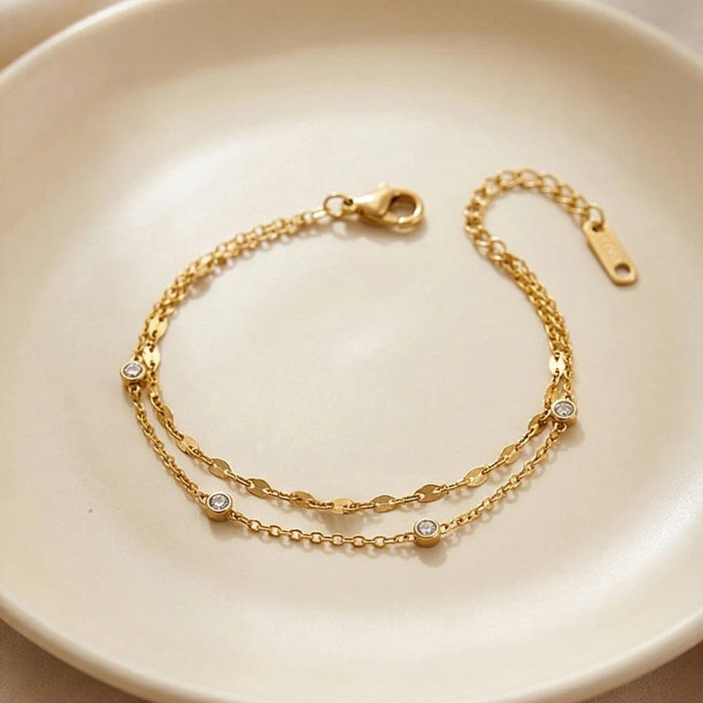 INS Goldfarbene Karabiner-Handkette, Einzigartiger Doppelschichtiger Schmuck mit Fünf Runden CZ-Steinen, Armbänder für Frauen, Modisches Accessoire, Geschenk – Detail 3