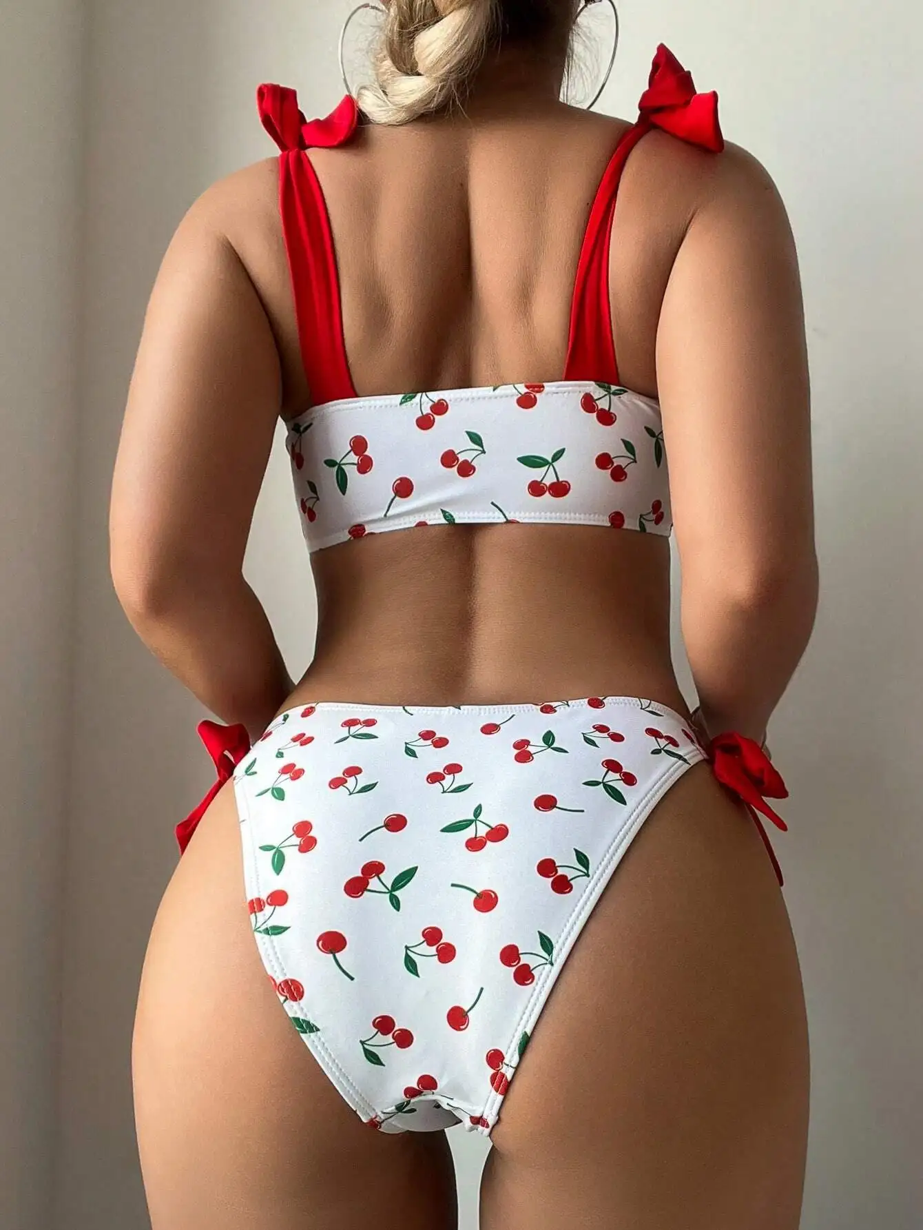 

Женский комплект бикини с вишнёвым принтом и завязками, летний купальник с бантом на бретелях