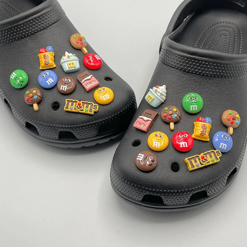 Dijes de zapatos de frijol con letras M para niños, 5 piezas, piezas de bricolaje, dulces de Chocolate, decoración divertida, alfileres, accesorios para zuecos