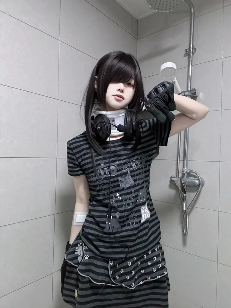 تي شيرت نسائي بأكمام قصيرة بتصميم Y2K، قصة ضيقة مع طباعة لطيفة على الطراز الياباني، قميص صيفي مخطط بألوان متباينة وماص للعرق