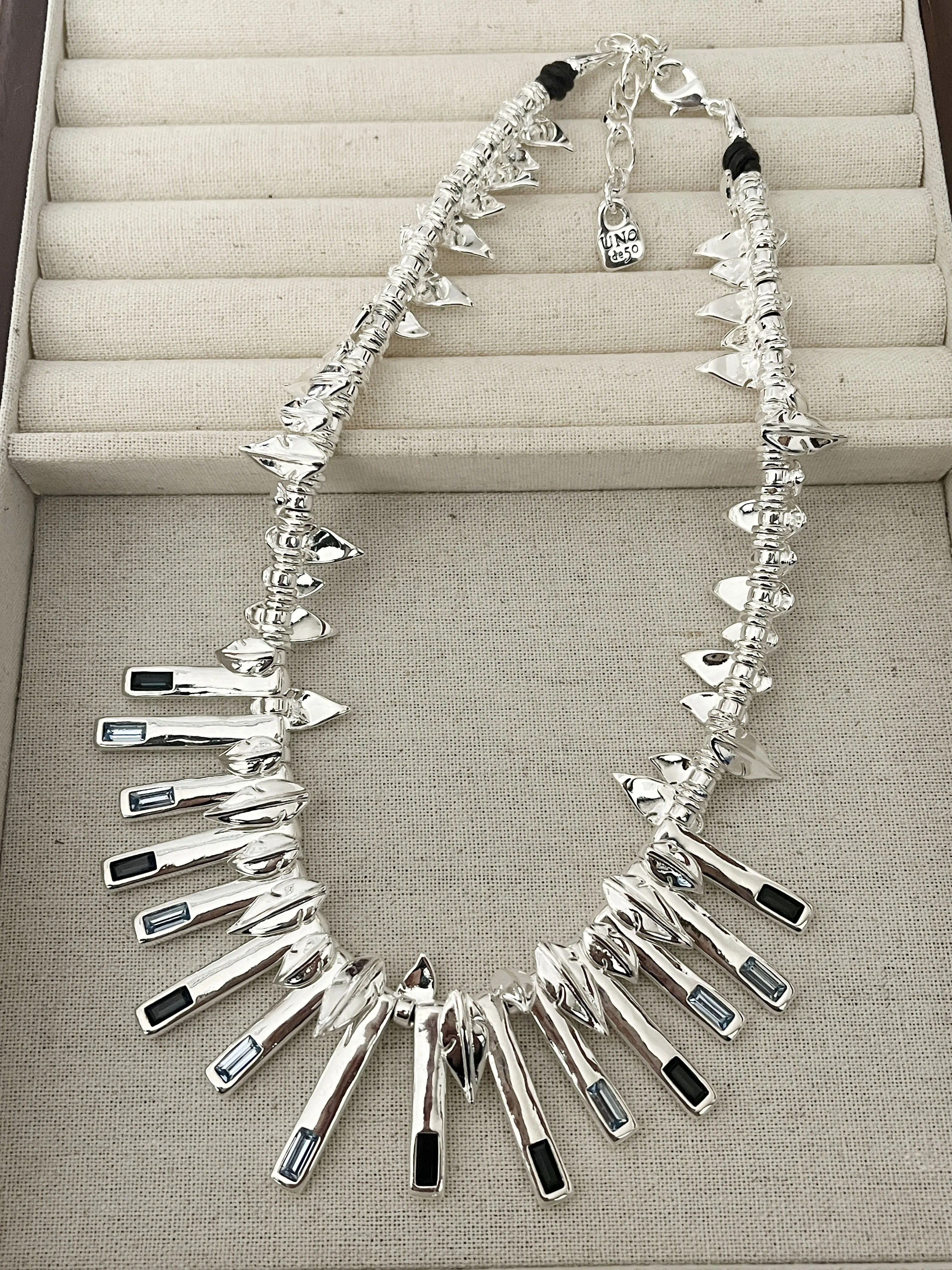 New UNOde50 Trendy Necklace Bracelet - Stay Fashionable and Fabulous with this Sparkling Accessory - Perfect for All Ages