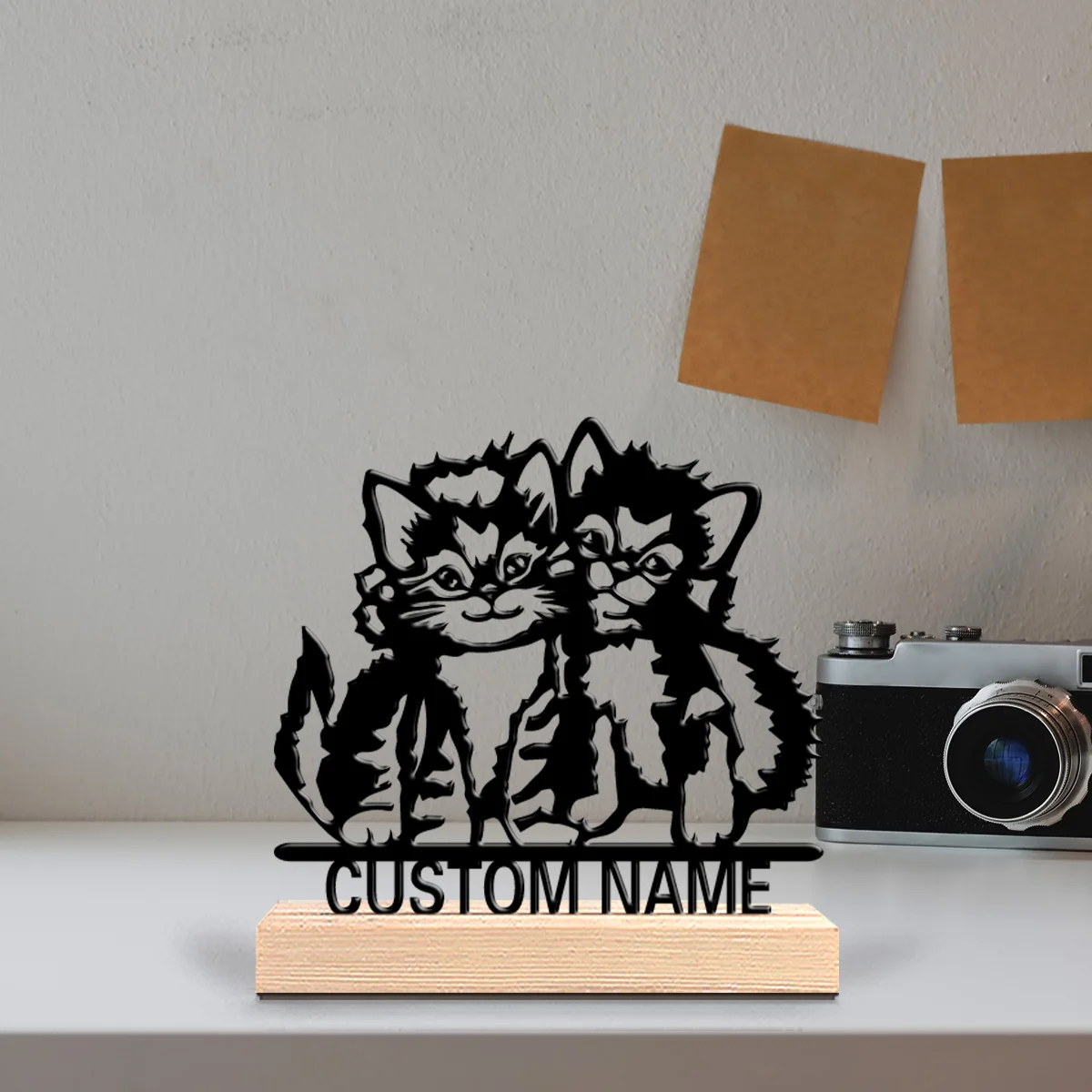 1 pièce – Statuette de chat personnalisée élégante en métal, cadeau commémoratif pour animaux de compagnie avec base en bois, décoration de bureau idéale pour les passionnés d'animaux.