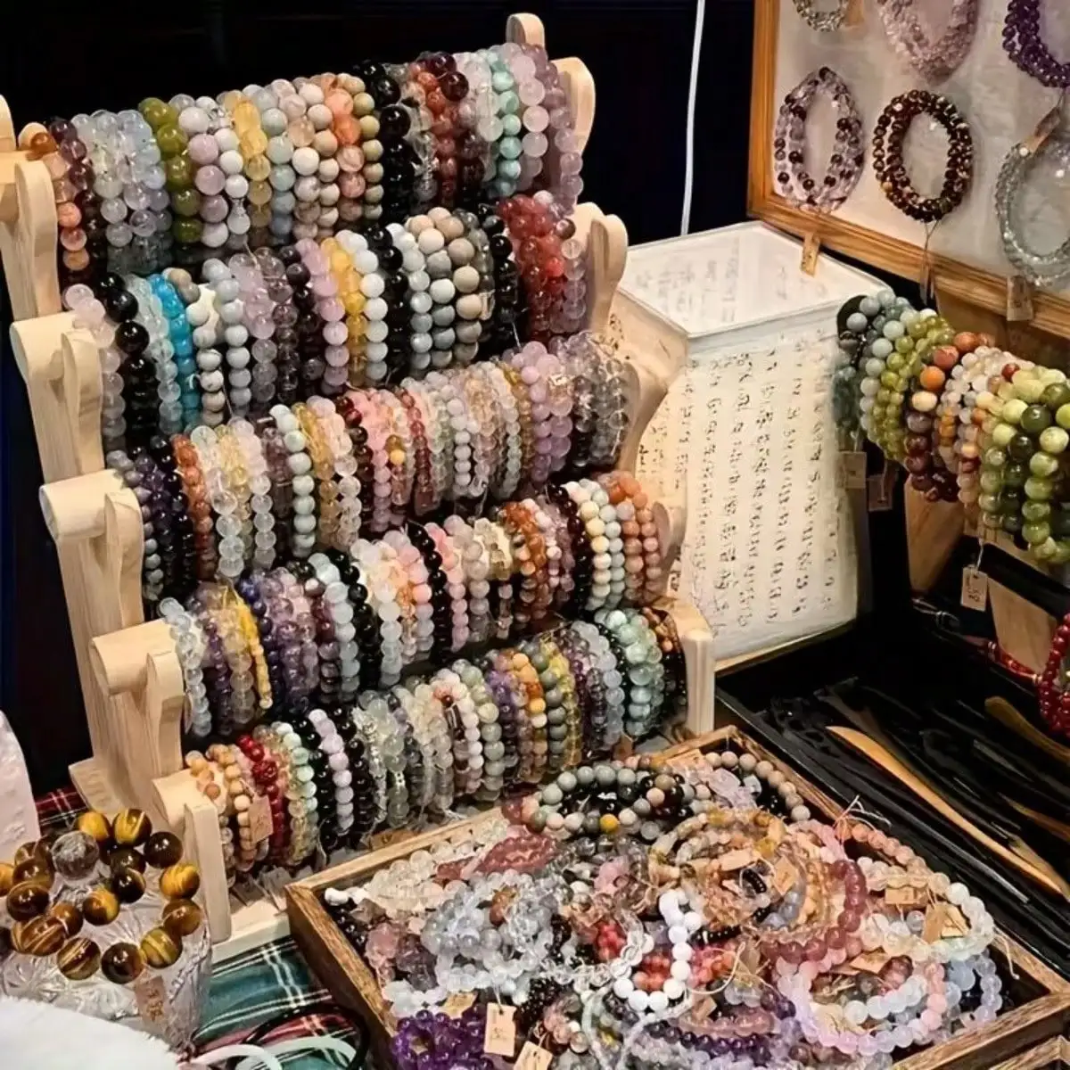 

Эти случайно подобранные браслеты-талисманы содержат разнообразные целебные кристаллы, натуральные камни и камни удачи.