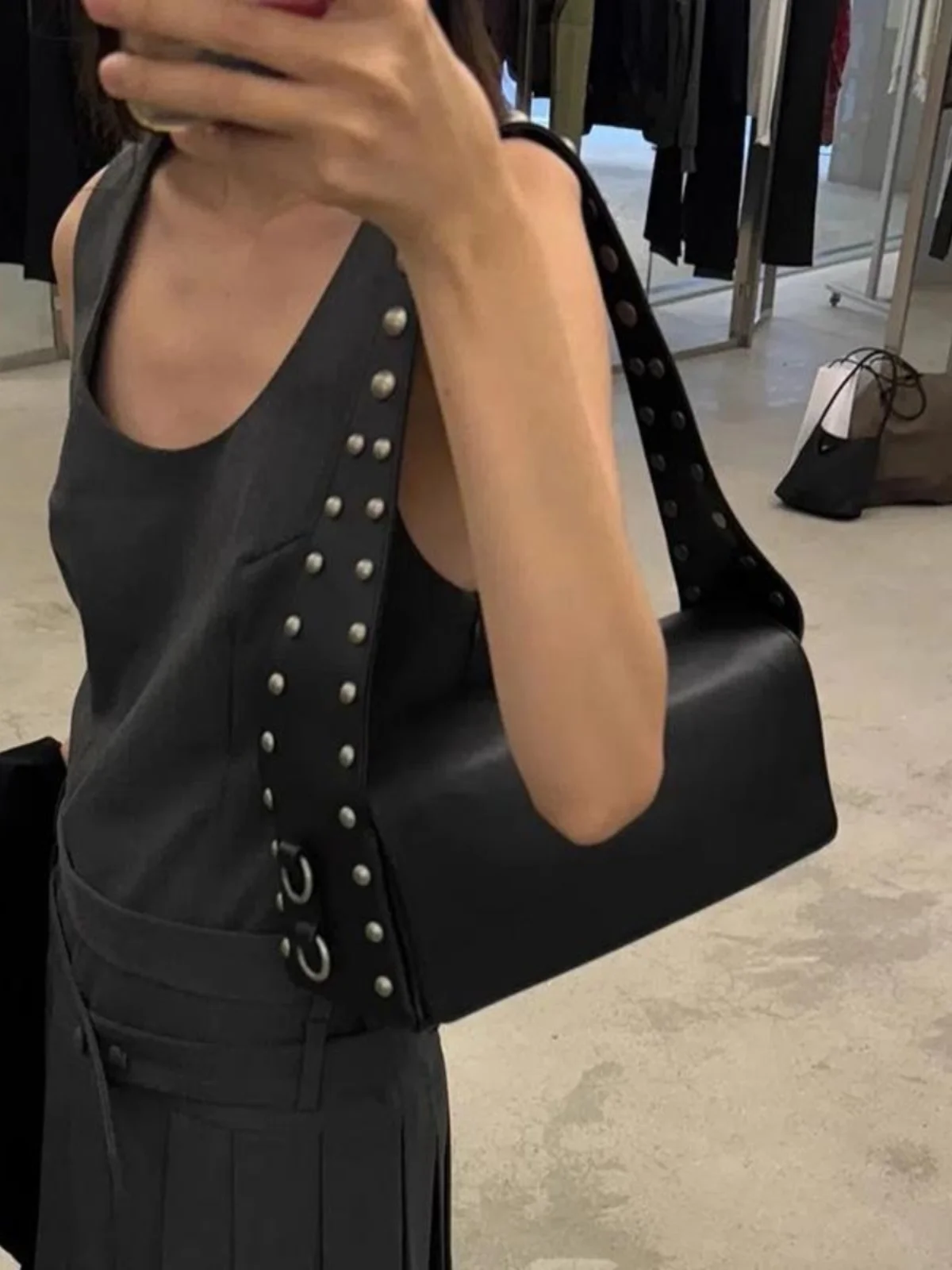 New Brand Rivet Decor Design Vintage Shoulder Bag Punk Handbag Coffee Underarm Bag High Capacity Luxury Design Lady Tote Bag