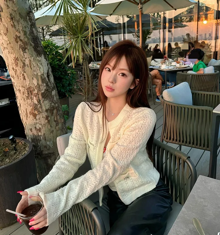 

Твидовый пиджак-бомбер женский зимний коричневый стеганый с карманами-накладками, на молнии, утепленный, универсальный