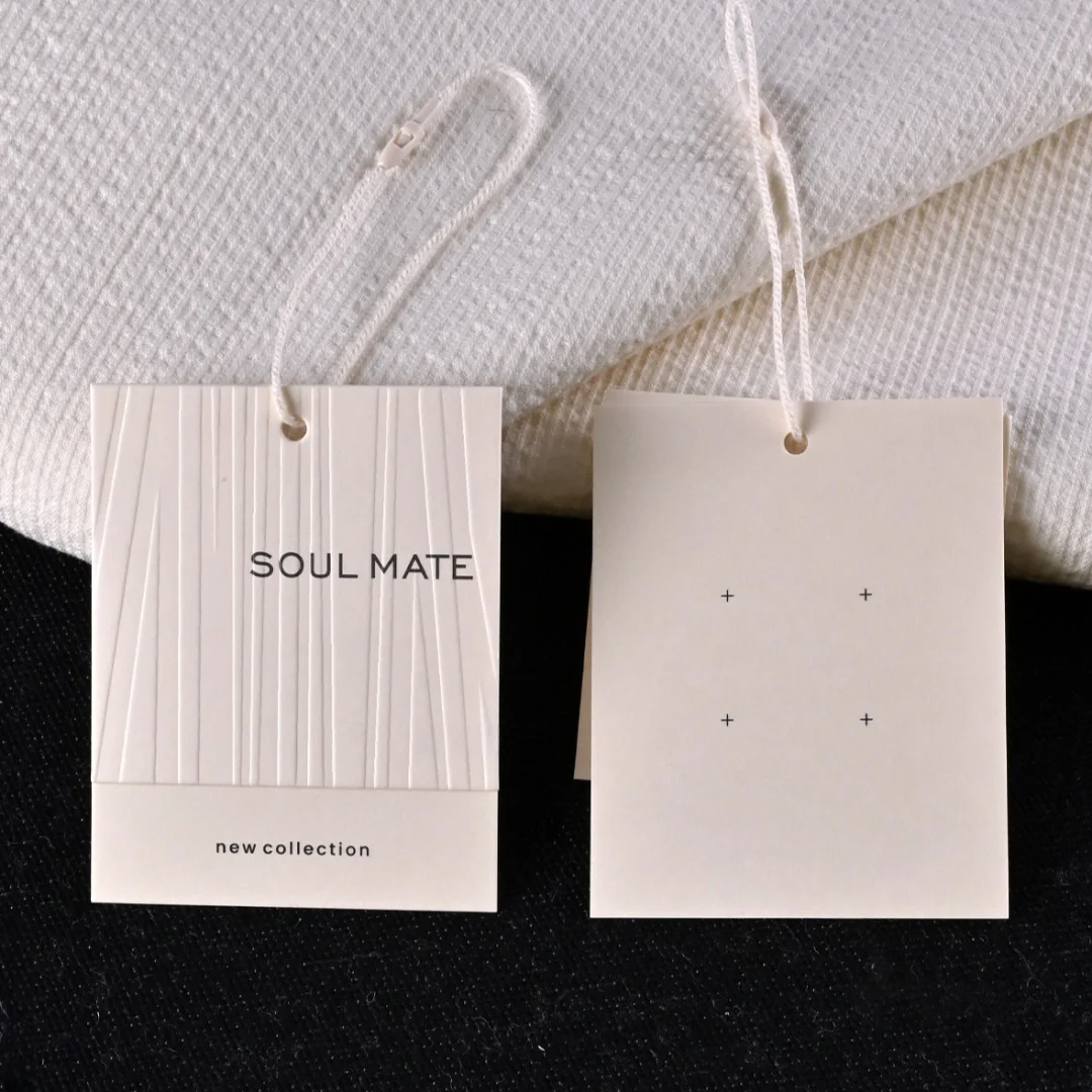 Etiquettes-suspendues-en-papier-avec-logo-personnalise-en-relief-vente-en-gros-etiquettes-en-carton-texture-special-respectueux-de-l'environnement-pour-vetements-chaussures-t-shirts